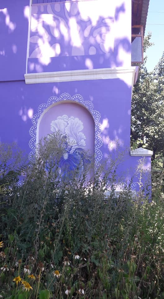 Фиолетовый дом художница украсила узорами / фото: fb Ирина Роговая