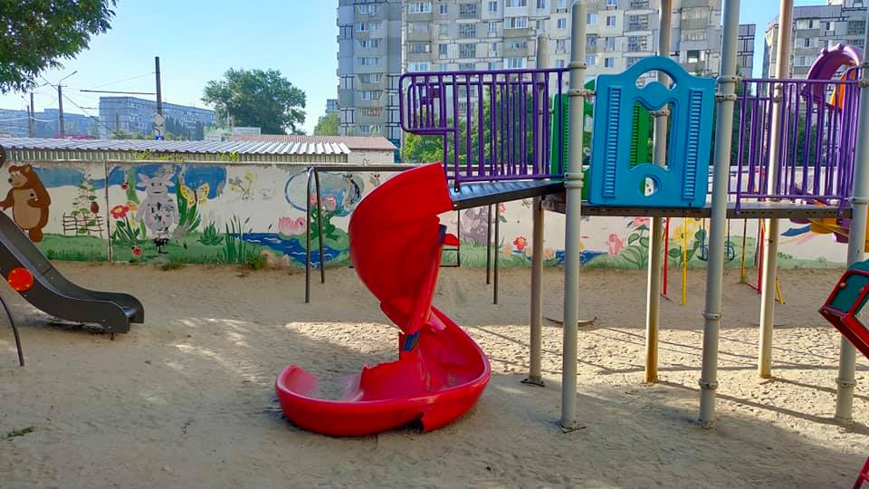 Дело рук вандалов: на Левобережном-3 разломали детскую площадку фото 1
