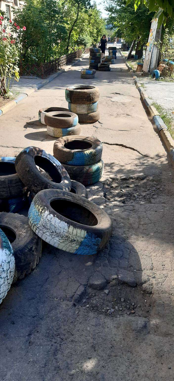 По проспекту Богдана Хмельницкого "скорая" не могла попасть к больному из-за дороги, заваленной шинами / фото: fb Елена Бойко