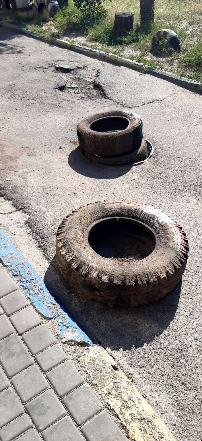 Жильцы таким образом борются с водителями / фото: fb Елена Бойко