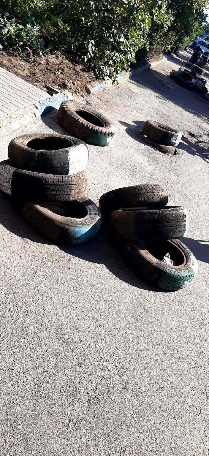 Местным жителям не удается убедить соседей убрать шины / фото: fb Елена Бойко