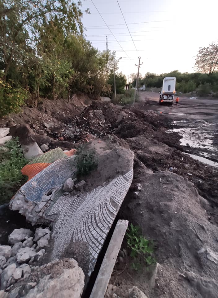 Днепрянин обнаружил обломки легендарной скульптуры / фото: fb Алексей Переверзев 