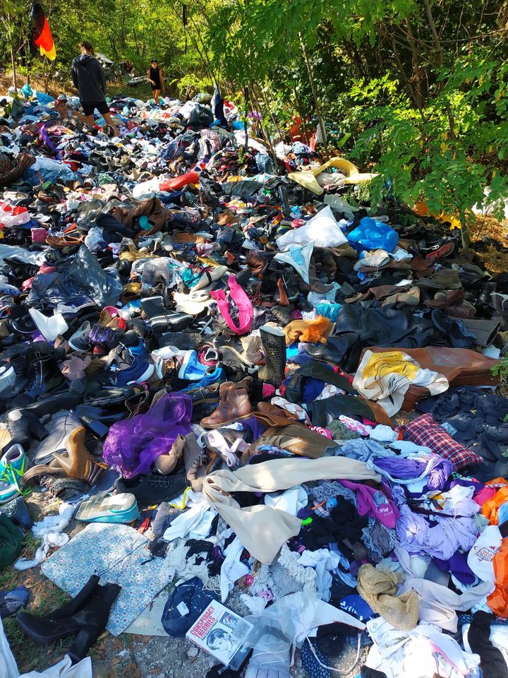 Под Днепроб обнаружили свалку с одеждой / фото: fb Вадим Шуйдин