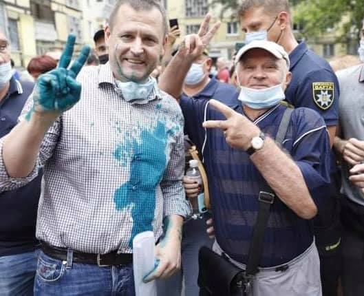 Несмотря на зеленку Филатов продолжил встречу / фото: fb Борис Филатов