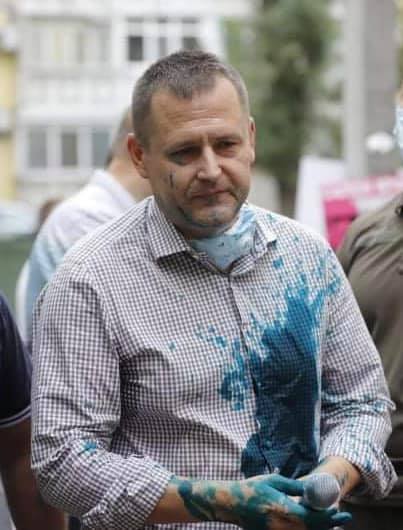 Неожиданно в мэра бросили зеленку / фото: fb Борис Филатов