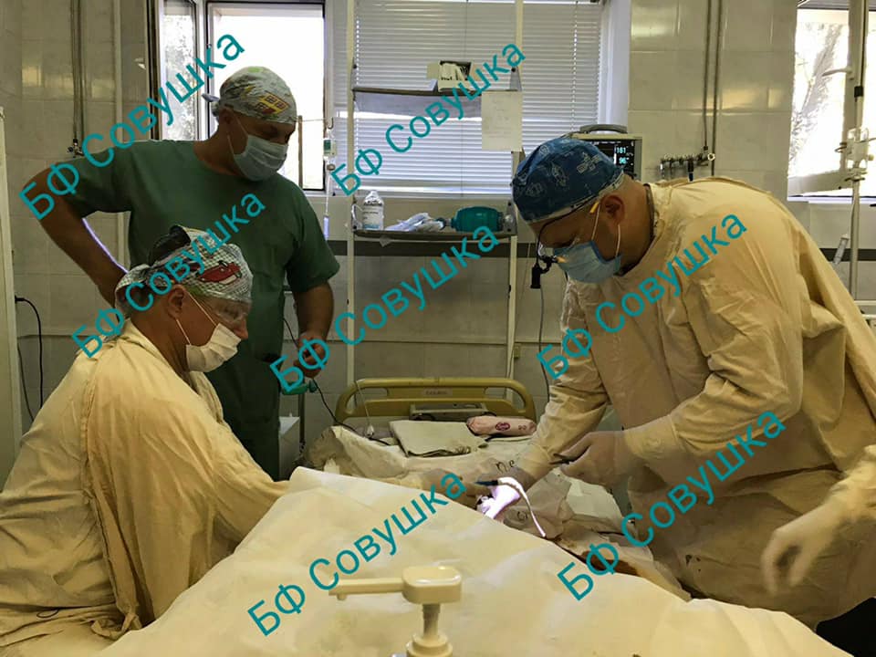 Пострадавшего малыша спасают медики / фото: fb Александра Сова-Тимощенкова