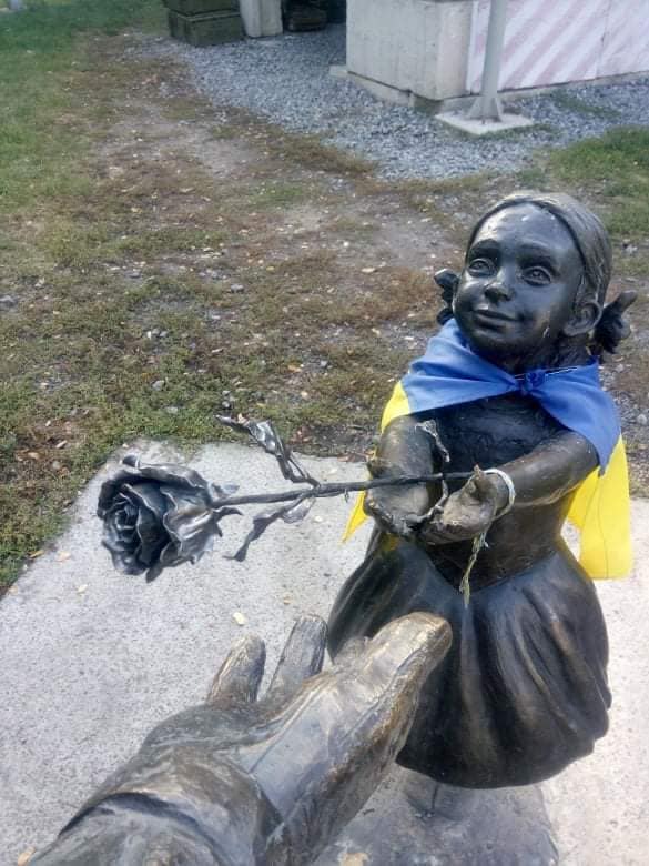 Девочке подарили розу / фото: fb Музей АТО