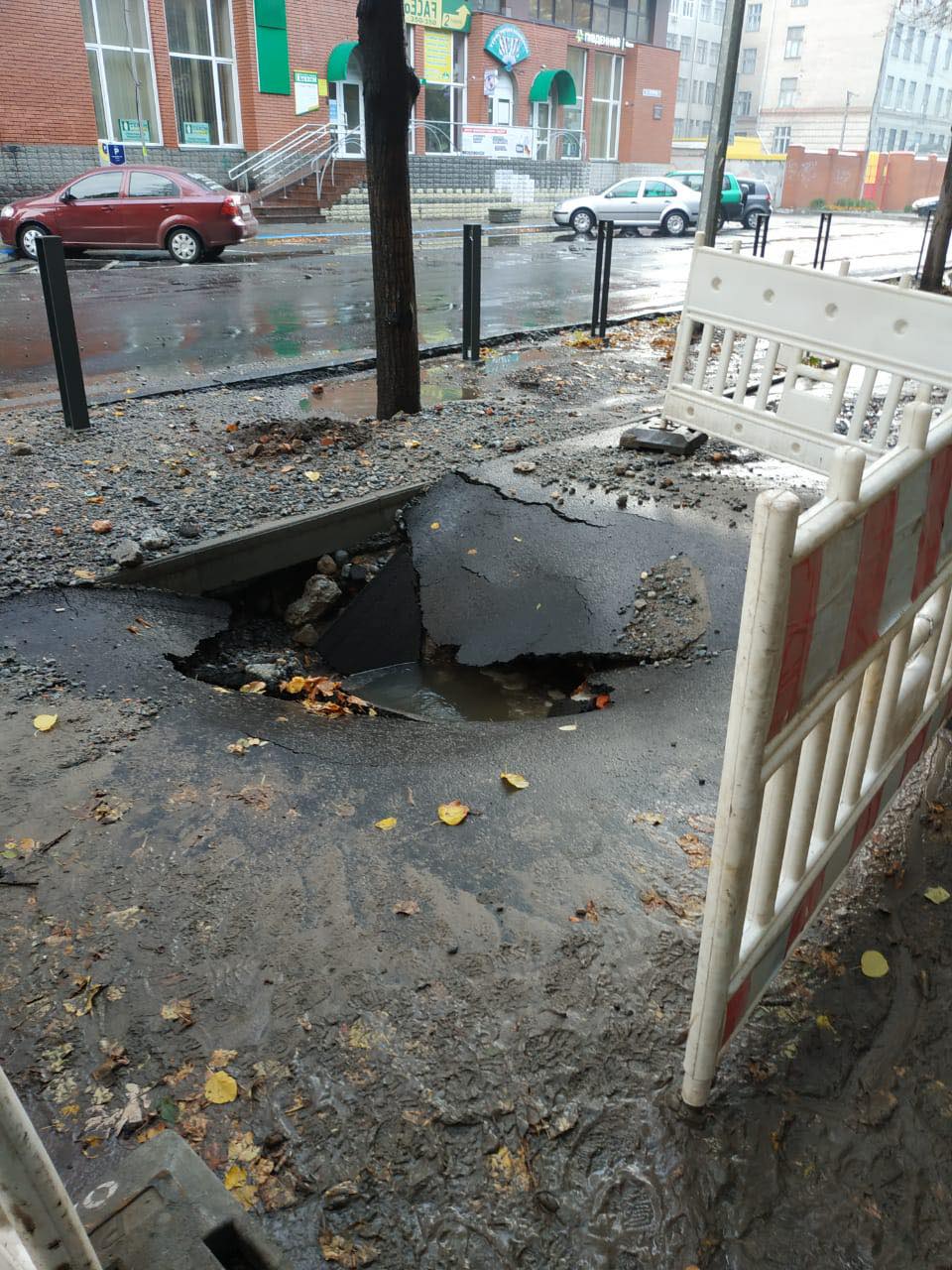 Обвалился асфальт на Европейской / фото: департамент благоустройства