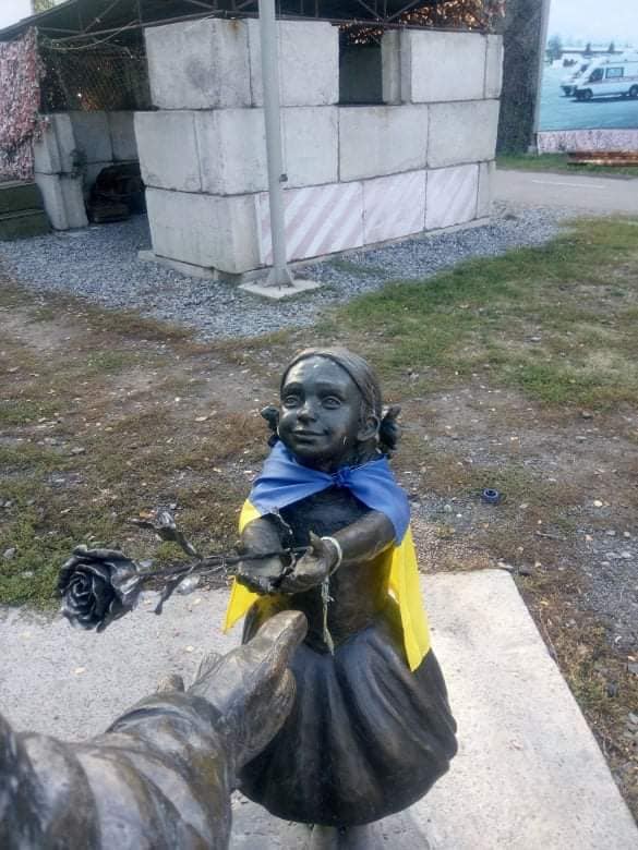 Девочке теперь есть что "дарить" солдату  / фото: fb Музей АТО