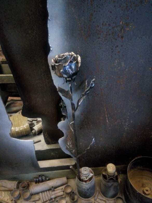 Неизвестный человек просто оставил розу  / фото: fb Музей АТО