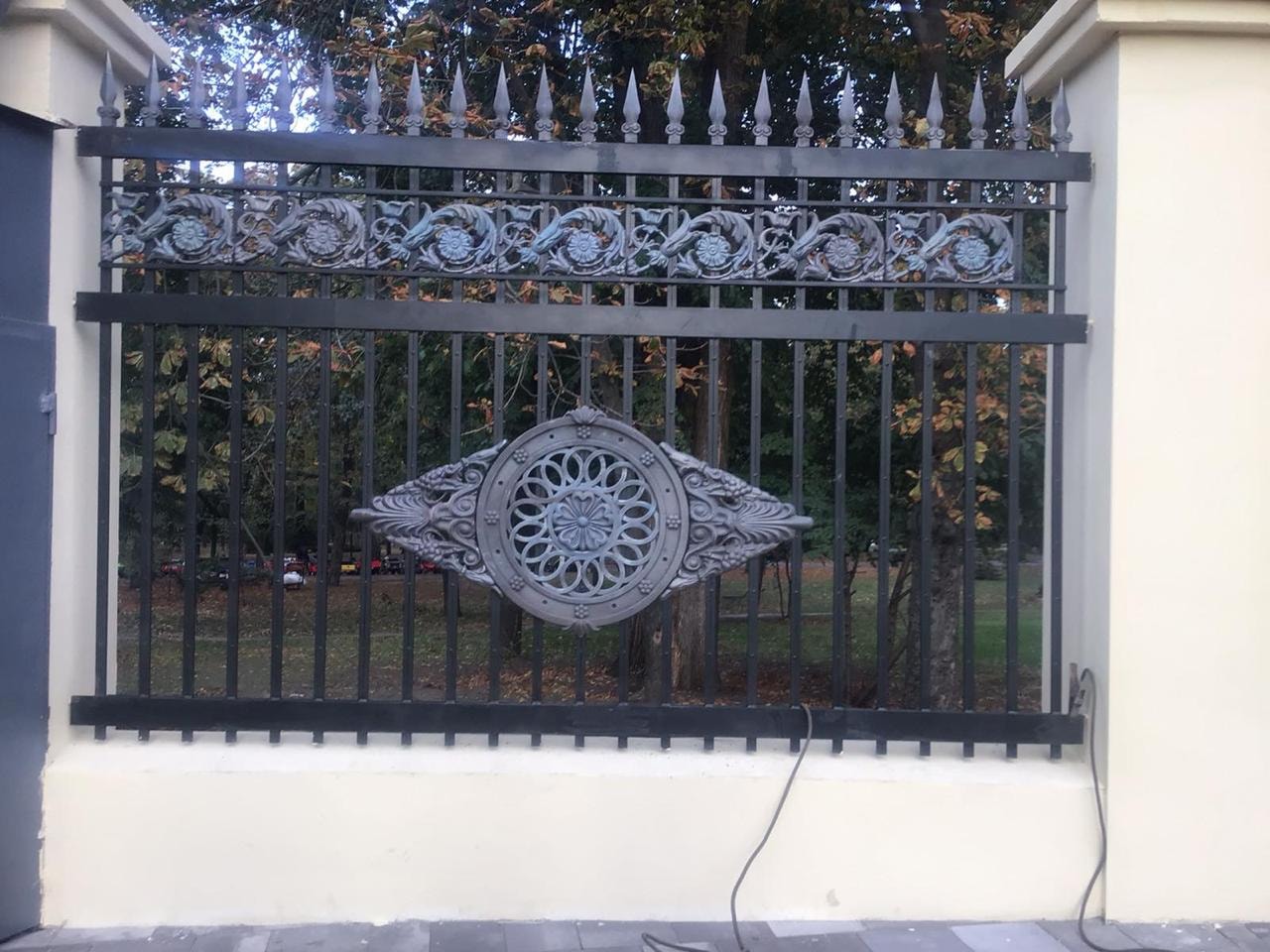 Так выглядит первая секция забора вокруг парка Шевченко / фото: fb Руслан Мороз