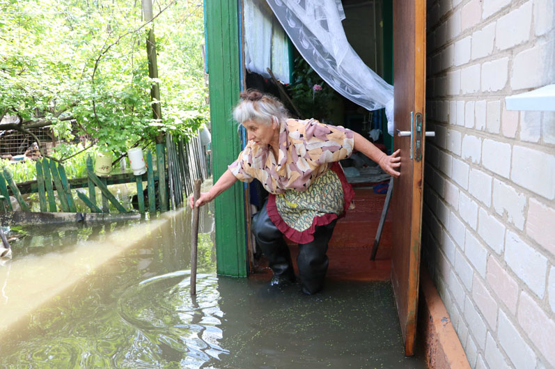 В Днепре затопило немало дворов и домов - фото: ГСЧС