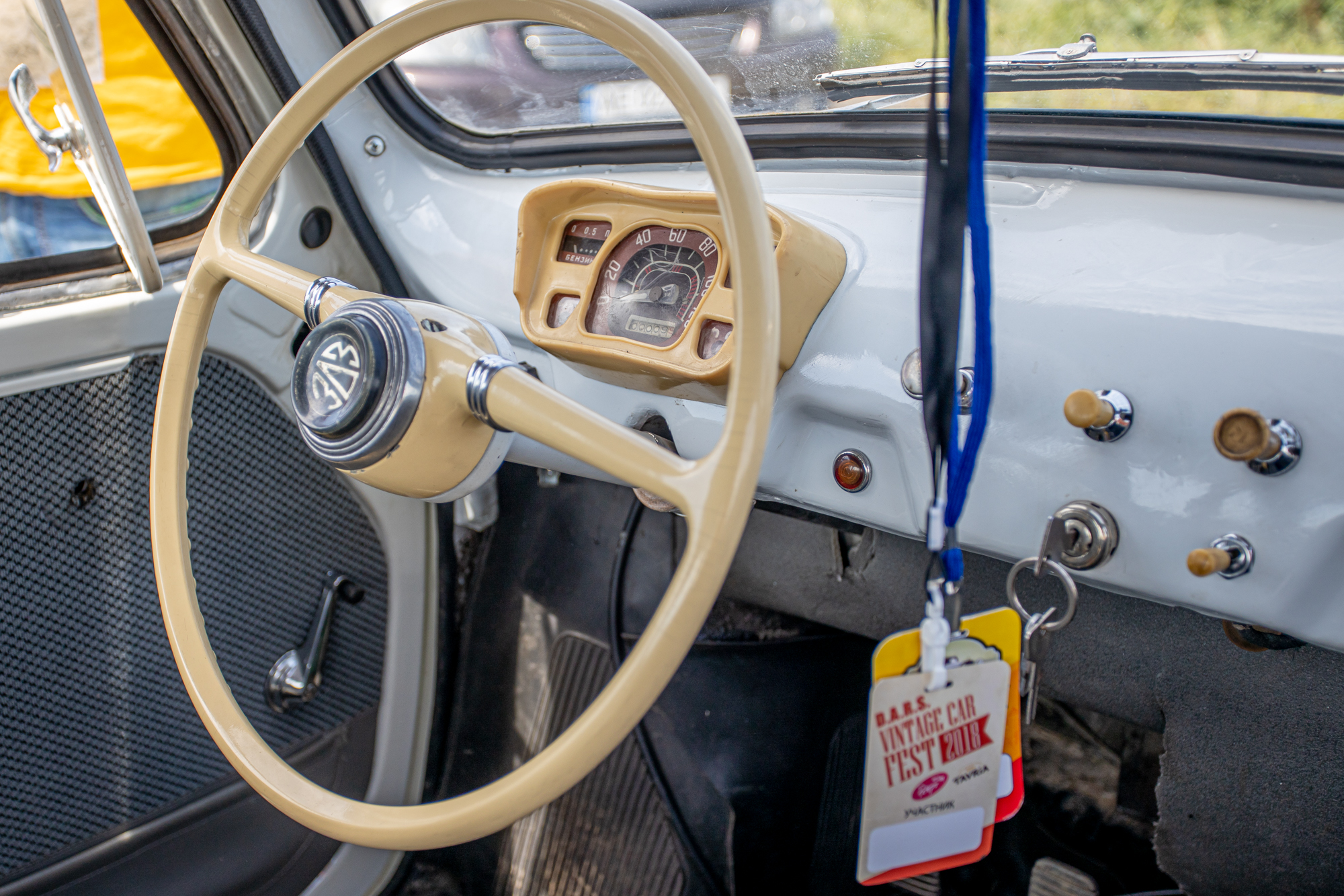 Погоняли: десятки ретро-машин проверили качество новой трассы на Днепропетровщине фото 7 6