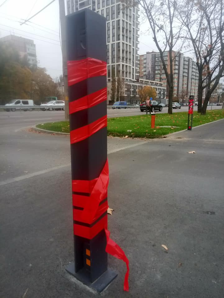 Опасные антипарковочные столбики обезопасили / фото: fb Елизавета Светлова