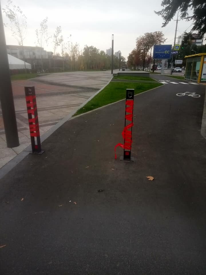 Столбики обмотали лентой / фото: fb Елизавета Светлова