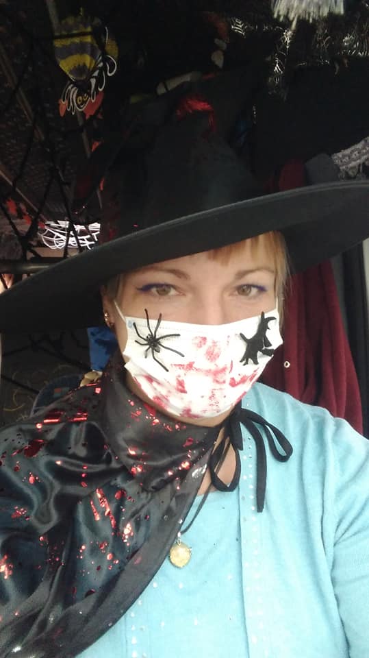 Женщина не забыла о маске  / фото: Днепровская панорама