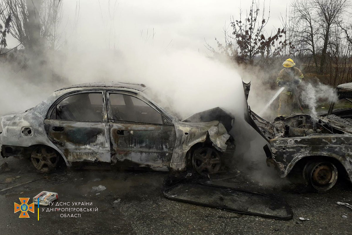 На трассе Кривой Рог – Запорожье в результате ДТП сгорели два авто - || фото: dp.dsns.gov.ua