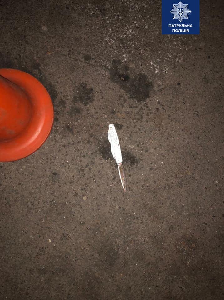 С маленьким ножом мужчина бросался на прохожих / фото: патрульная полиция