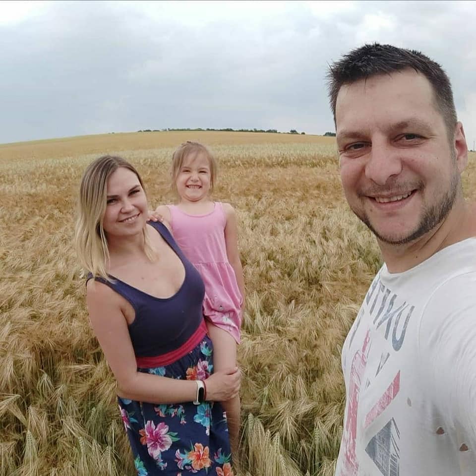 Медики спасают мужчину, который пострадал в ДТП / фото: fb Настя Пирогова