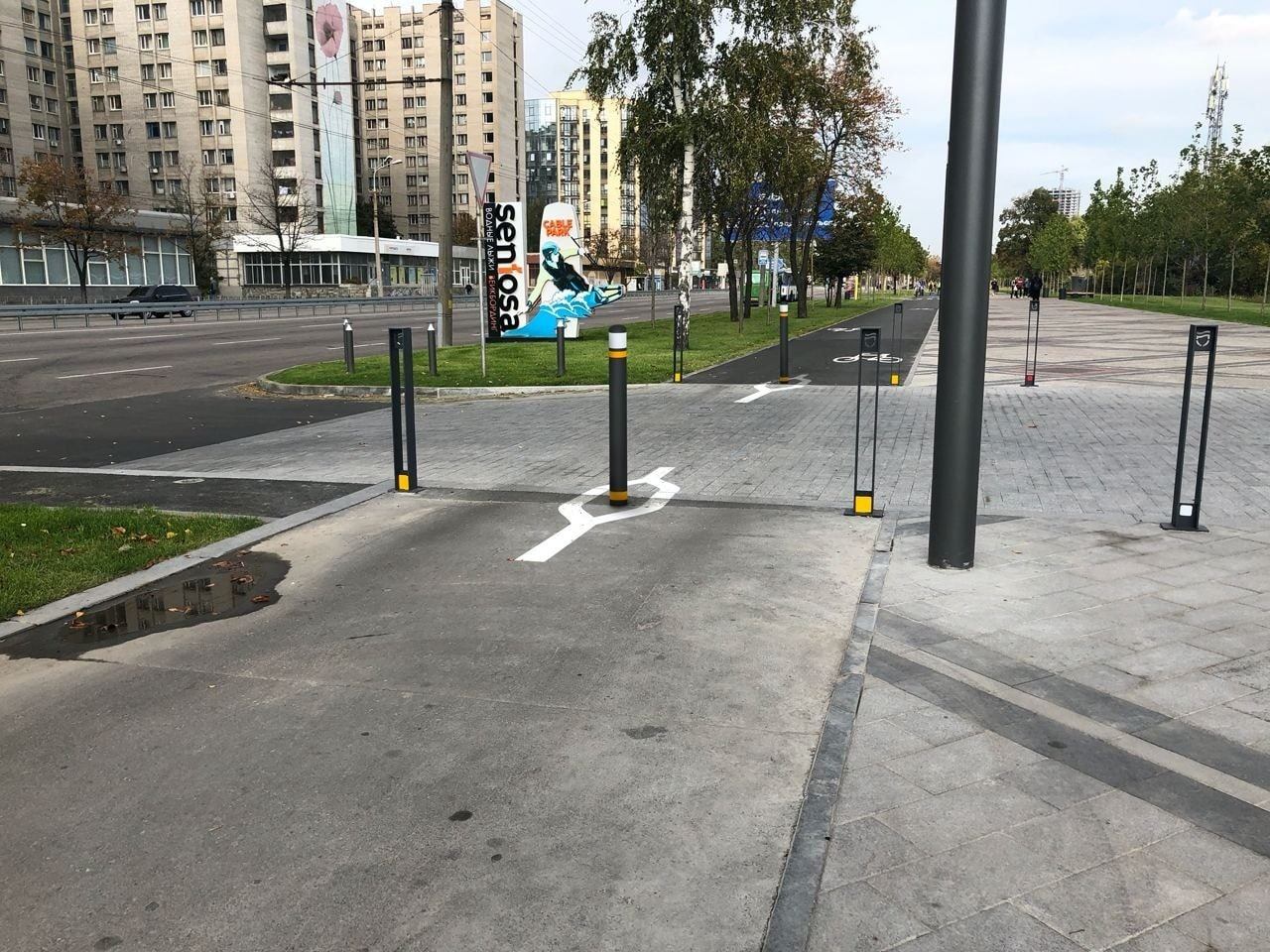 На Набережной Победы обезопасили столбики / фото: fb Сергей Белый