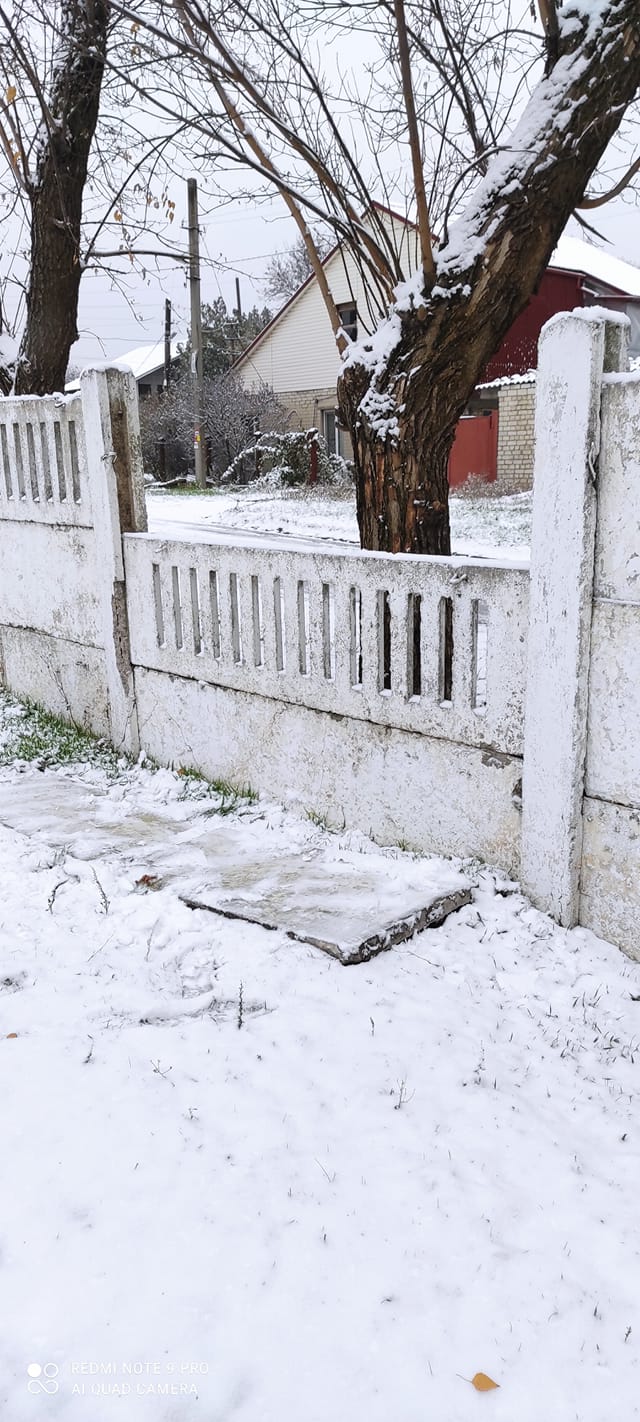 На ребенка упал забор / фото: fb Виталий Анатольевич