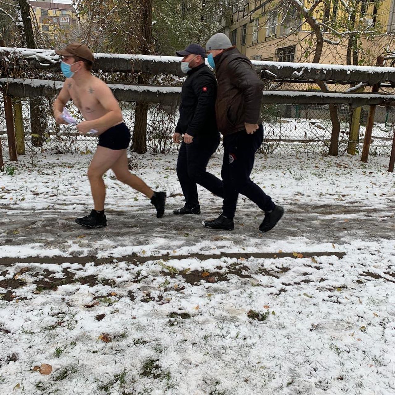 На избирательном участке задержали полуголого мужчину / фото: fb Северин Маринчук