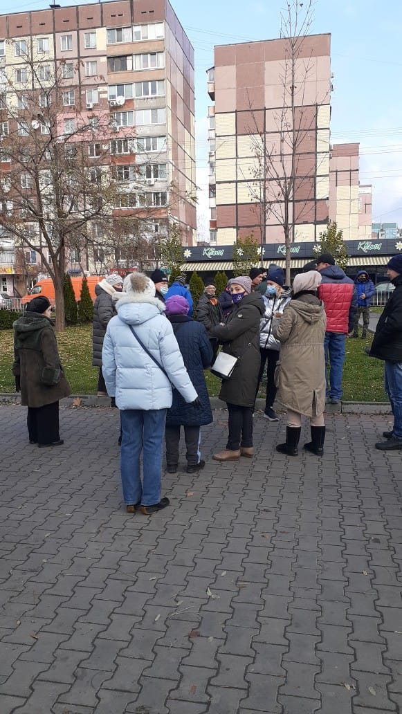 Горожане отстаивают туи / фото: fb Оксана Сидоренко