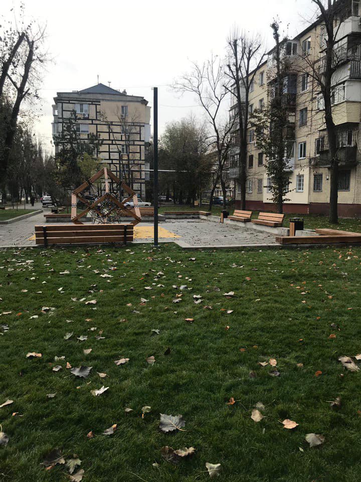 Но остались лавки без спинок / фото: fb Сергей Пустовой