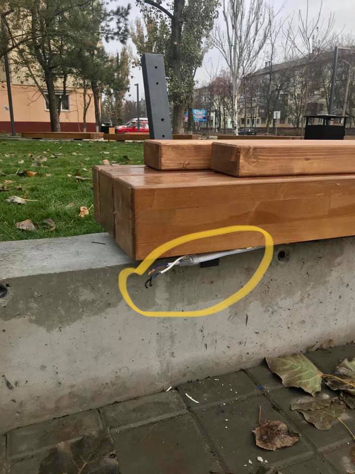 В сквере на левом берегу испортили лавочку / фото: fb Сергей Пустовой