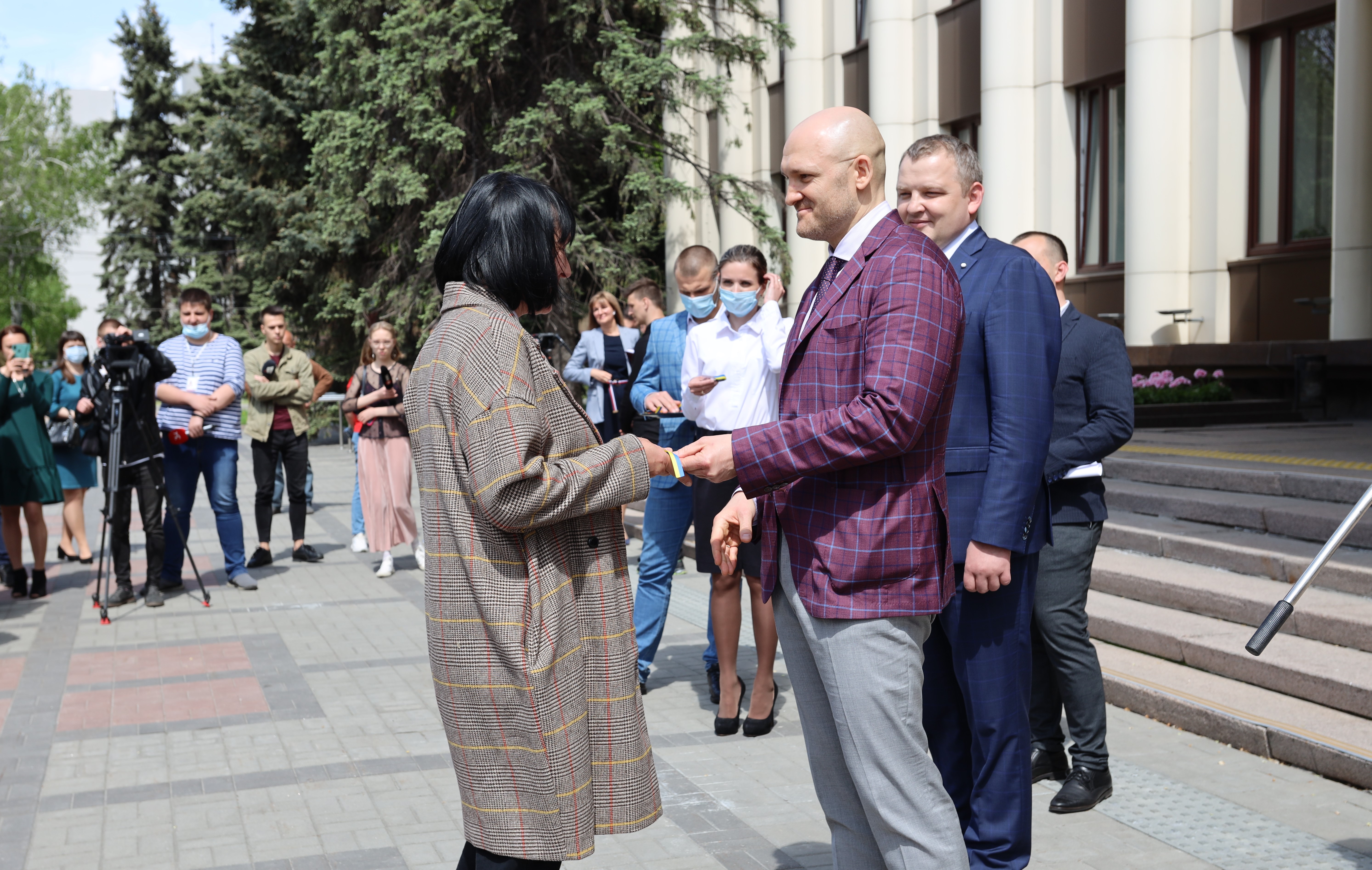 Школы получили новые автобусы - фото: adm.dp.gov.ua