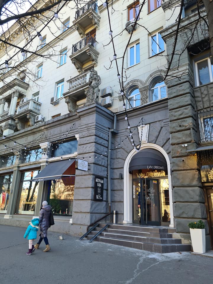 На проспекте Яворницкого обвалился фасад / фото: fb Андрей Цурканов