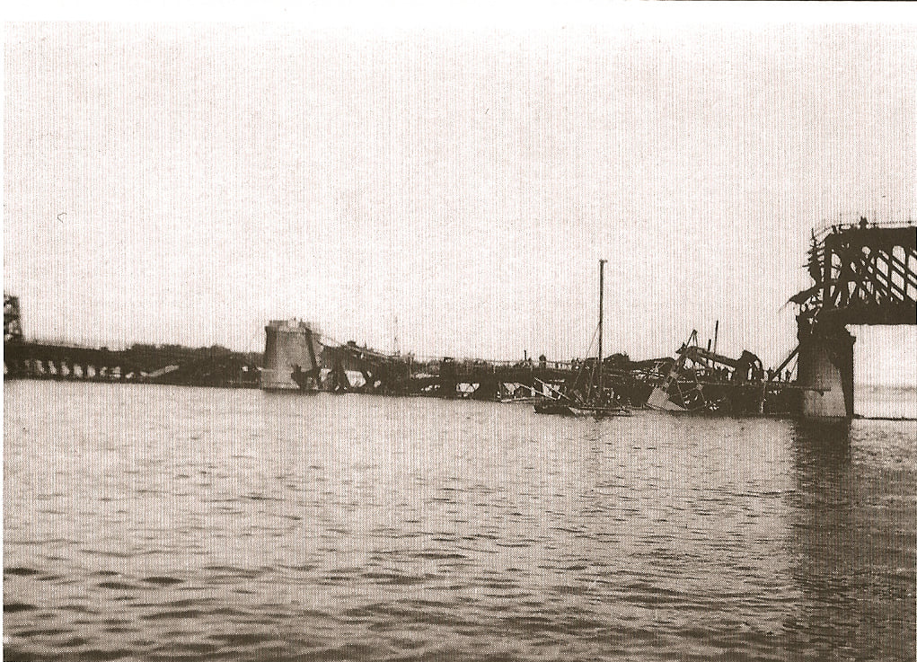 Вид на Амурский мост с левого берега в 1941 году / фото: fb Елена Присягина