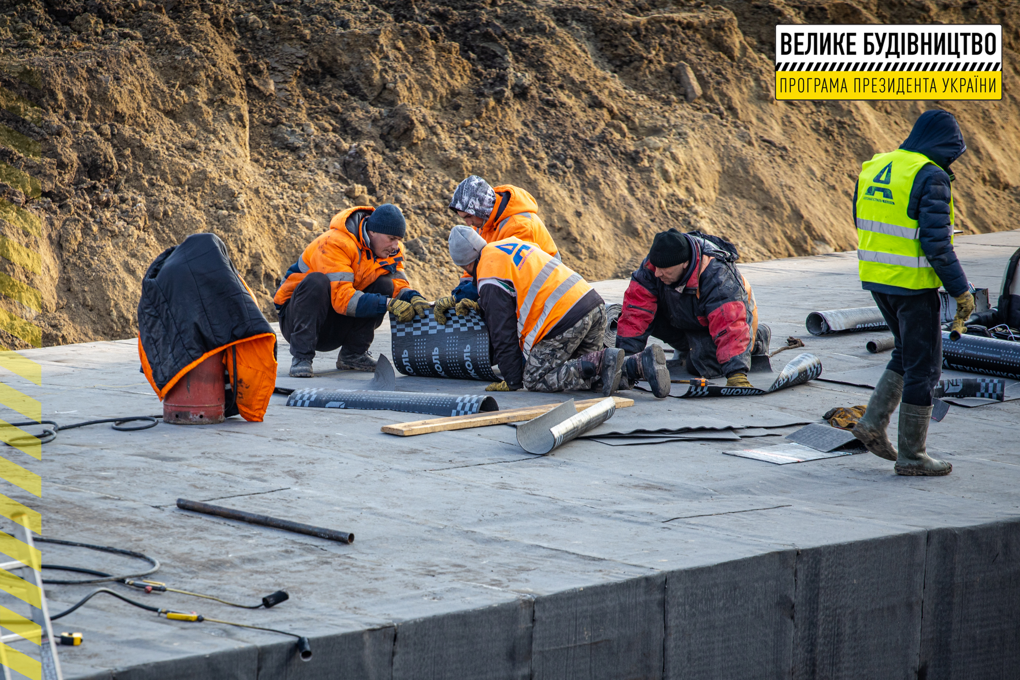 Больше полсотни работников - фото: adm.dp.gov.ua