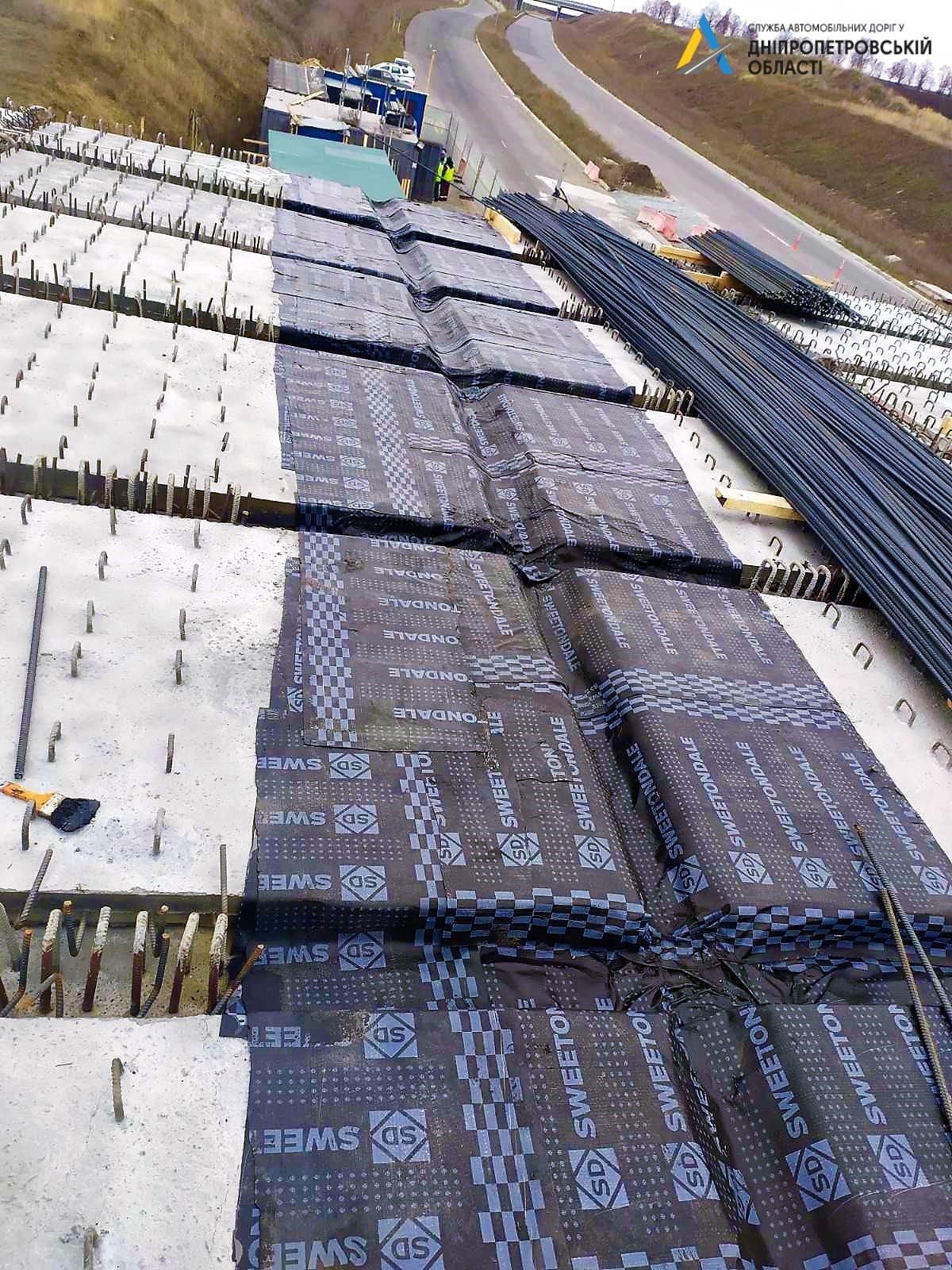 Укладывают плиты / фото: Служба автомобильных дорог в Днепропетровской области