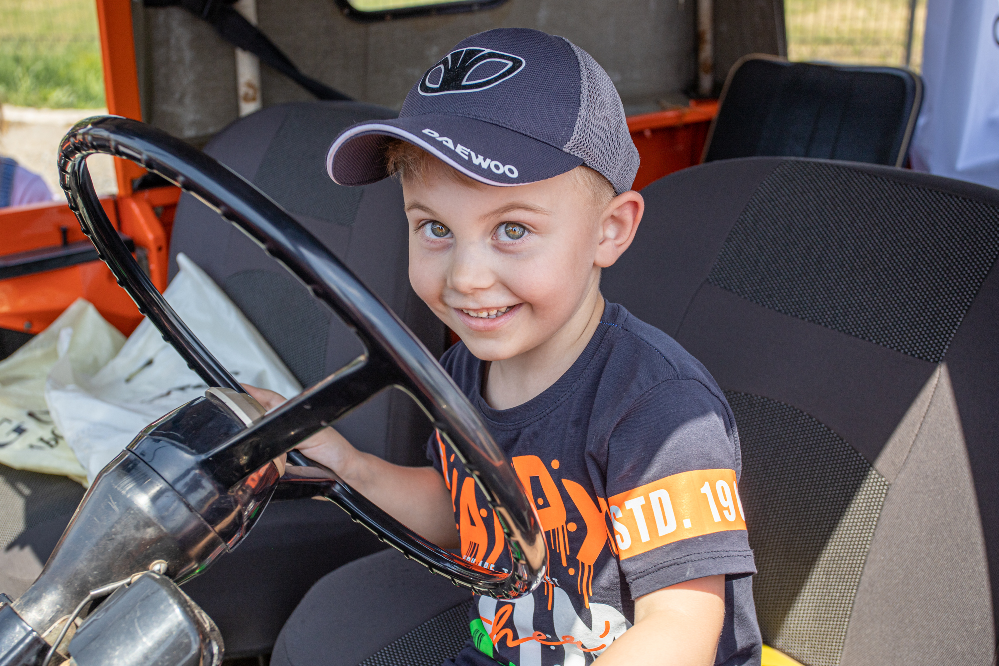 Погоняли: десятки ретро-машин проверили качество новой трассы на Днепропетровщине фото 8 7