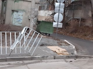 Грузовик снес забор / фото: fb Наталия Минакова