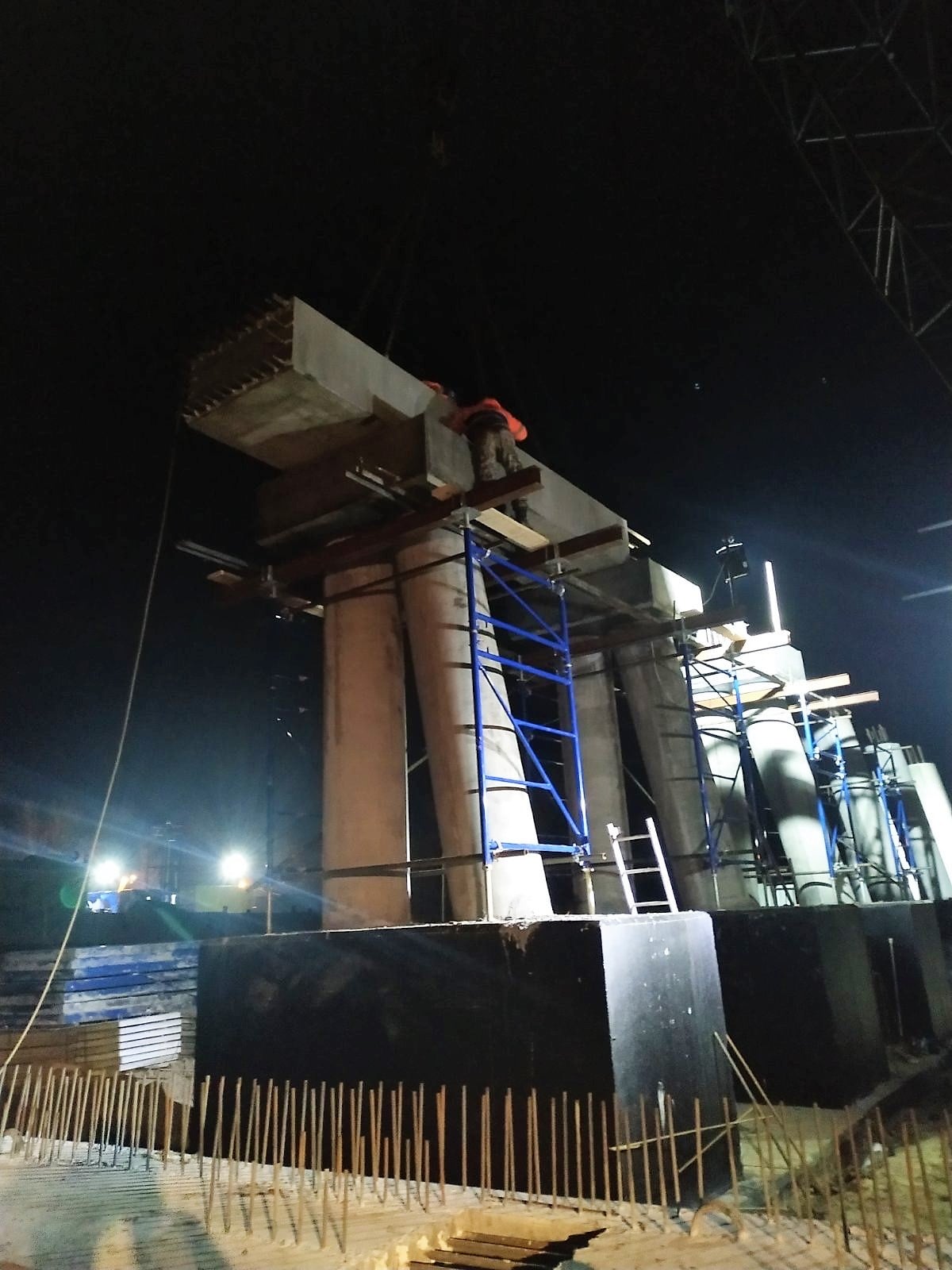 Сооружают опоры / фото: САД в Днепропетровской области