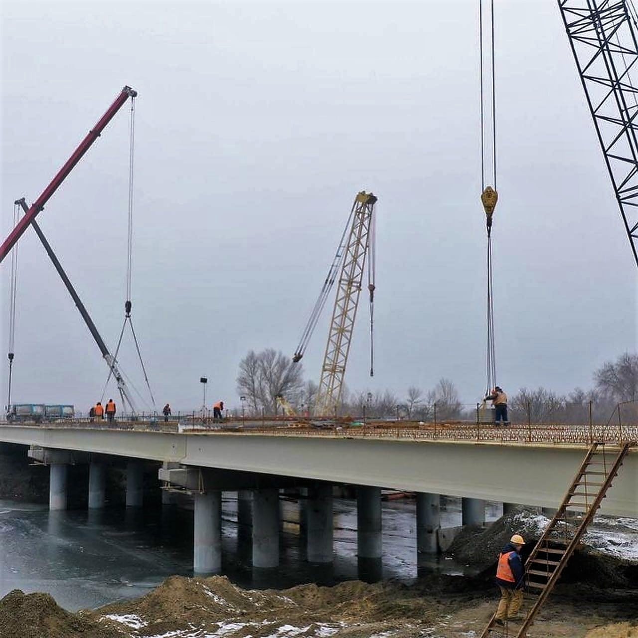 Строители работают в любую погоду  / фото: САД в Днепропетровской области