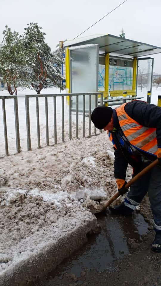 Коммунальщики чистят ливневки / фото: fb департамент благоустройства