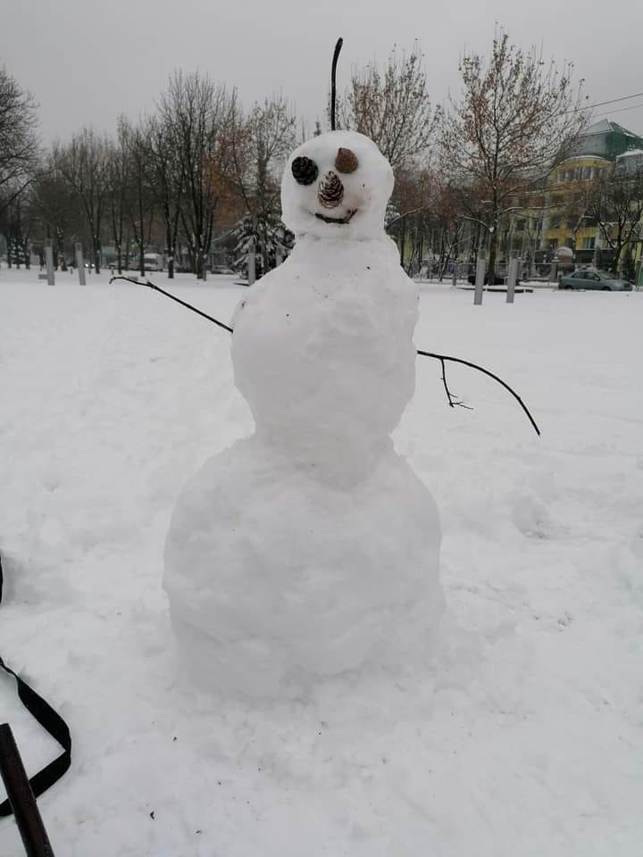 Снеговик с антенной / фото: fb Центральный район. Днепр