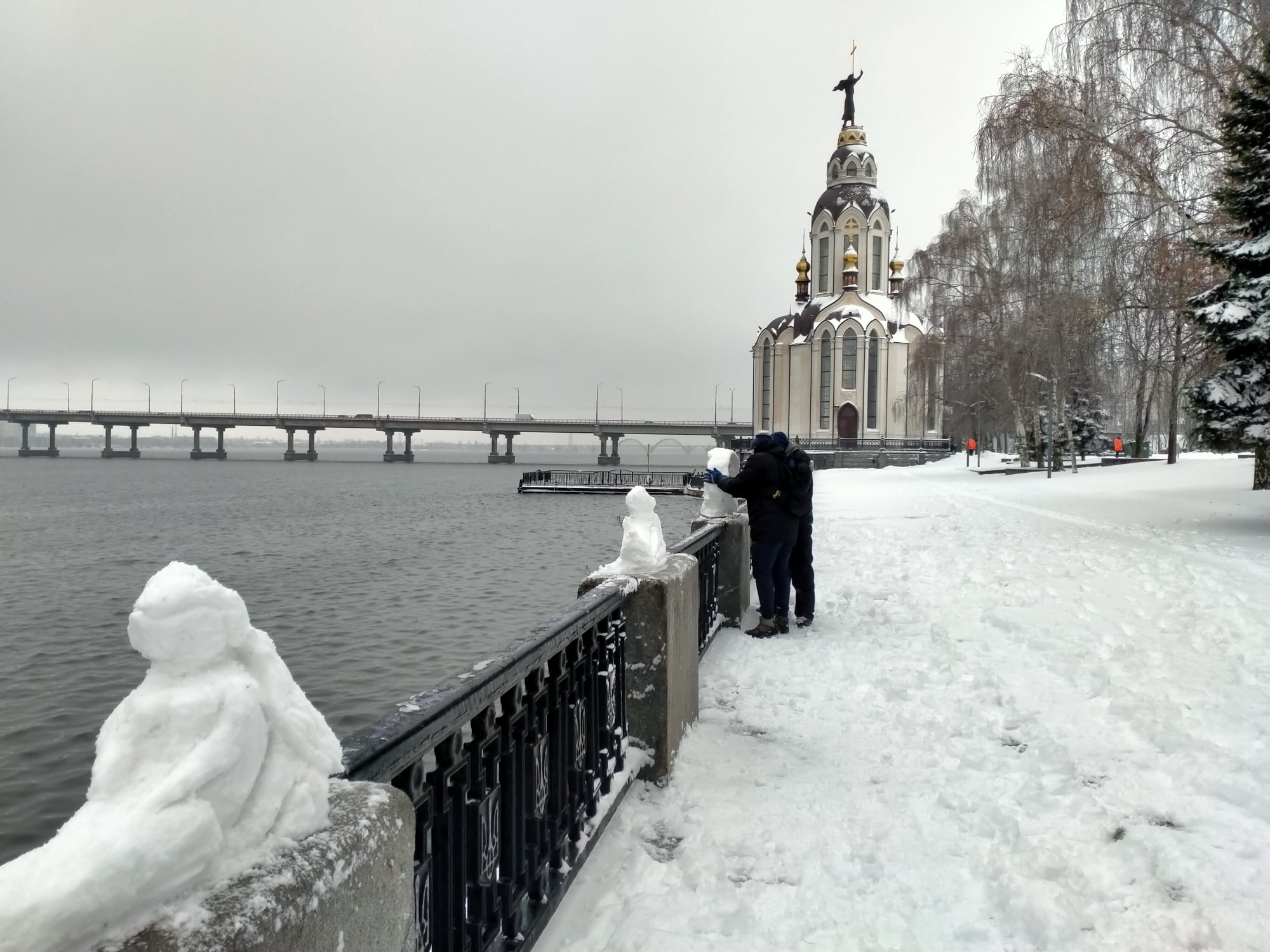 Набережную украсили снеговиками / фото : fb Andrew Bondik