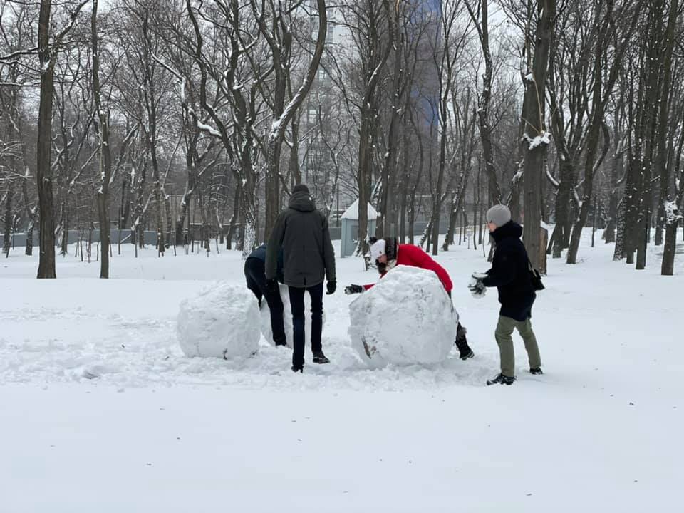 Не только дети любят лепить снеговиков / фото: fb Gagarin Park