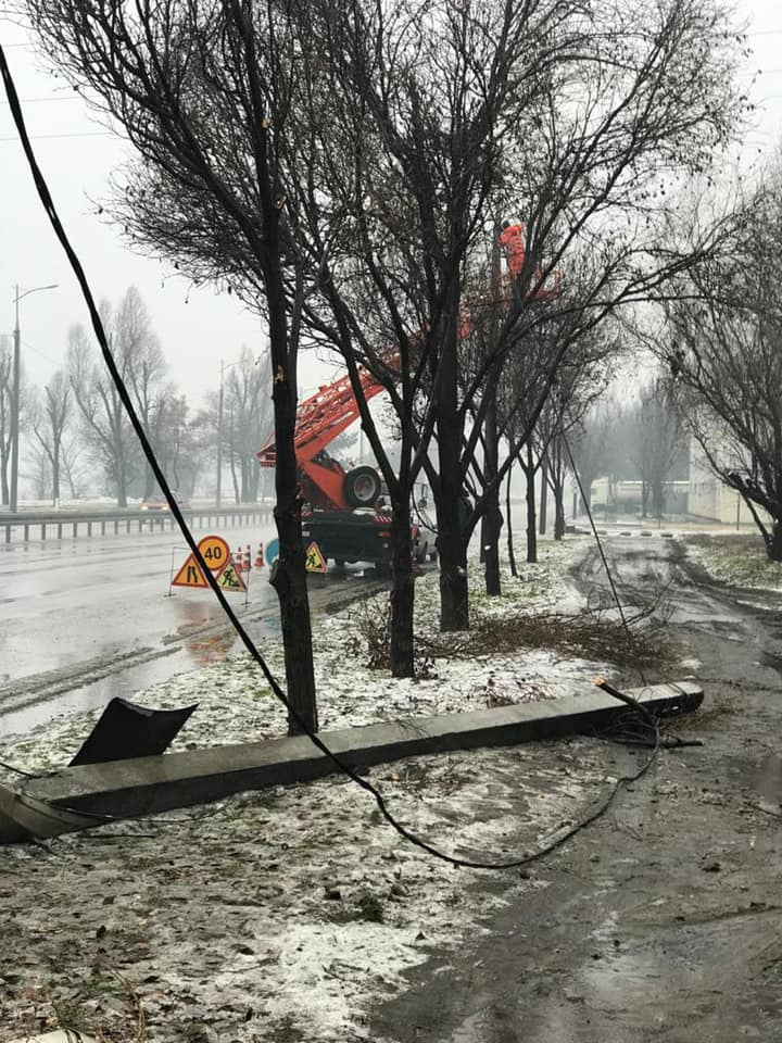 Автомобиль снес две электроопоры / фото: департамент благоустройства