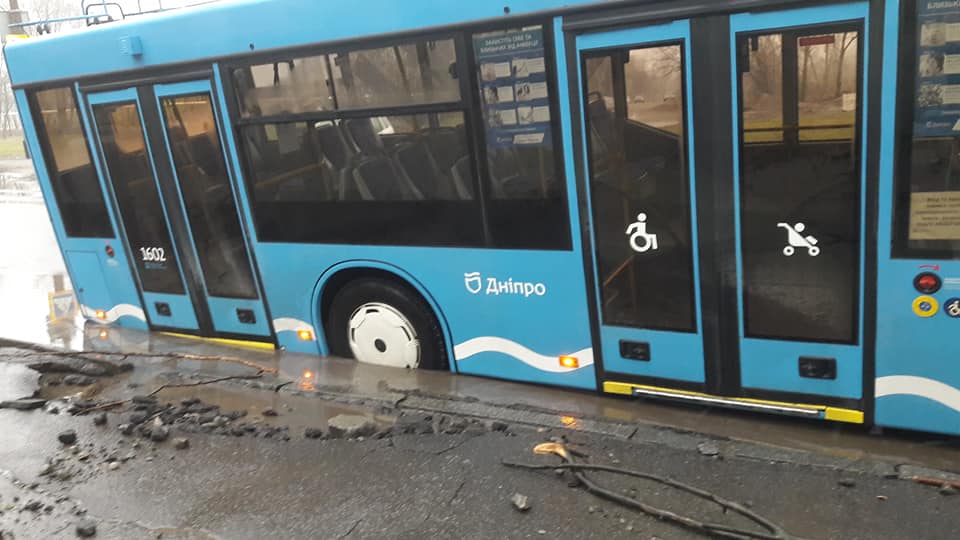 Троллейбус попал в ловушку / фото: fb Ирина Шкребко