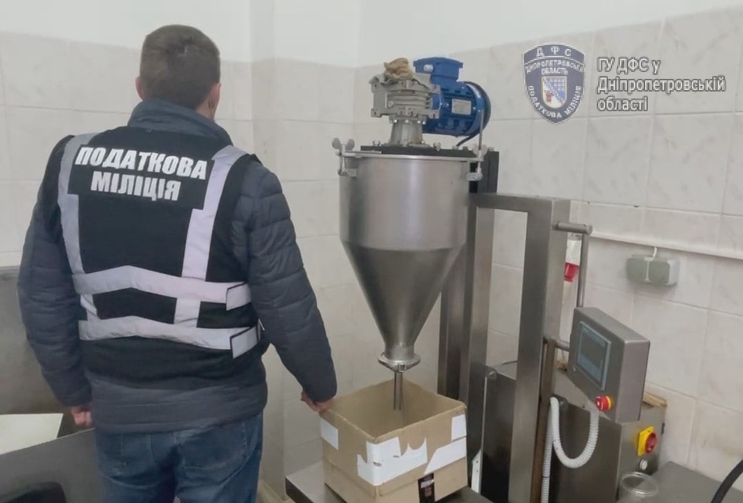 В Кривом Роге орагнизовали подпольный цех по производству табака для кальяна / фото: ГФС в Днепропетровской области