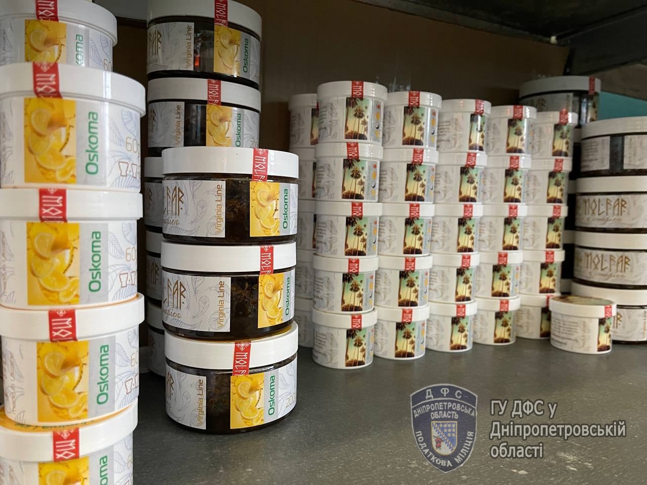 Кальян фасовали в такие банки  / фото: ГФС в Днепропетровской области