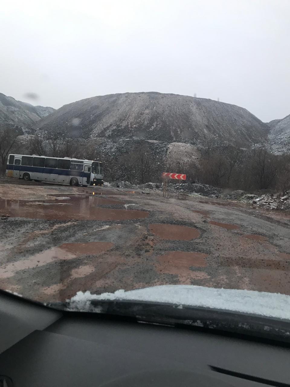 Школьный автобус иногда ломается на дороге / фото: fb Оксана Черкасова