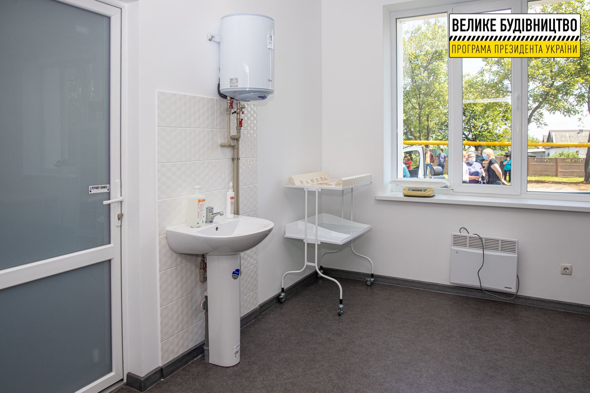 В амбулатории есть мебель и оборудование - фото: adm.dp.gov.ua