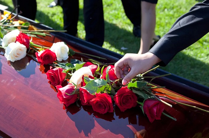 Помощь на организацию похорон / фото: gstatic.com