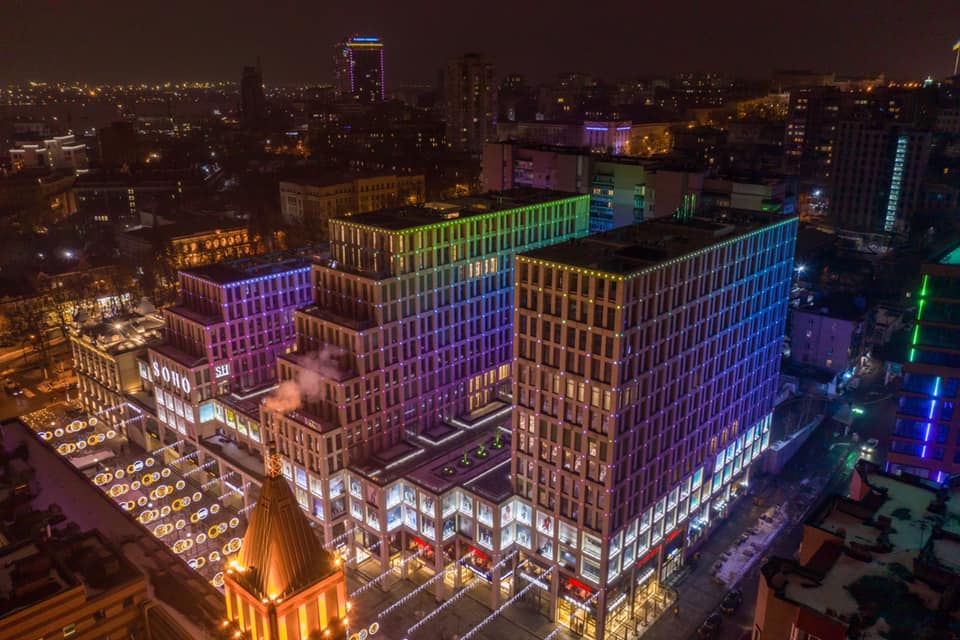 Здания светятся символическими цветами / фото: fb ALEF Corporation